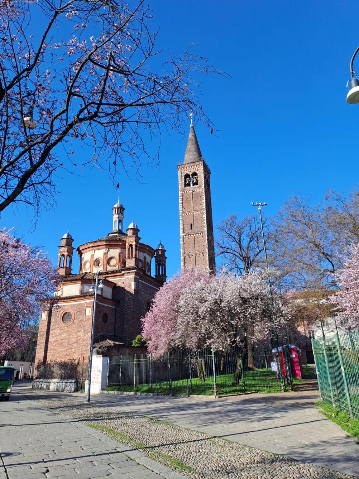 Milano Vetra-Parco Delle Basiliche 2 Pax- Wifi- Banfi Apartment Luaran gambar